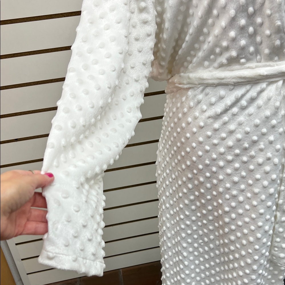 White Textured Robe with Belt - Picture 3 of 8